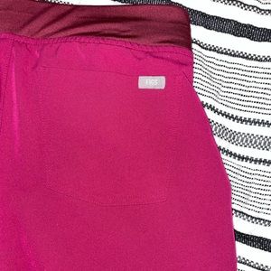 FIGS Zamora jogger scrub pants petite small in dark magenta
